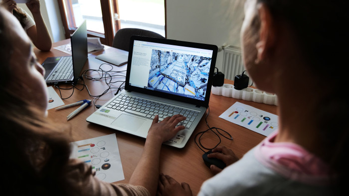 Robotok és űrhajósok is segítették a gyerekek esélyteremtését