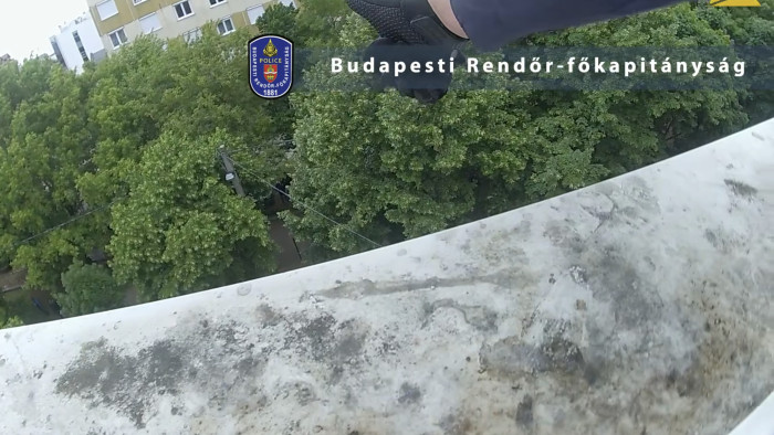 Dráma Angyalföldön: az ablakból rántotta vissza a rendőr az öngyilkosságra készülő lányt – videó