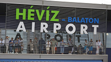 Áttörés a balatoni reptéren, tömegek jöhetnek közvetlenül