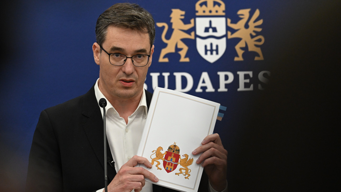 Karácsony Gergely főpolgármester rendkívüli sajtótájékoztatót tart a Főpolgármesteri Hivatal sajtótermében 2025. május 29-én. A főváros a likviditás megőrzése érdekében leállította a Budapesti Közművek, a Budapesti Közlekedési Központ és a Budapest Dísz- és Közvilágítási Kft. kifizetéseit - jelentette be a főpolgármester, miután a Magyar Államkincstár törvénytelenül emelt le Budapest folyószámlájáról több mint 10 milliárd forintot.