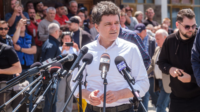 Senkit nem hagyunk magára - Parajdon a román elnök