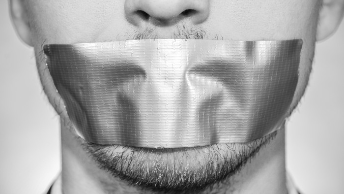 Leragasztott szájú emberek tüntettek a Szent Gellért téren