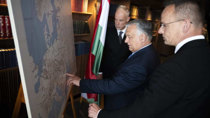 Elismerte a honvédelmi miniszter, hogy golyót kapott a testőre