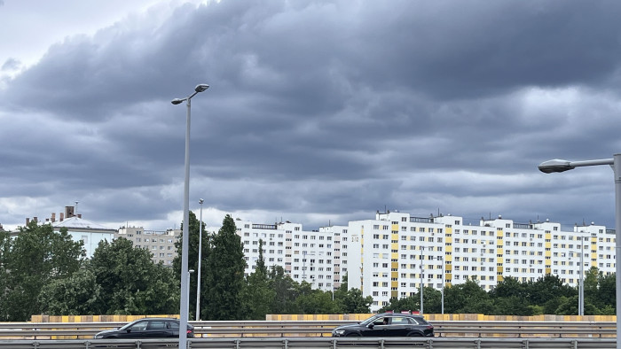 Kiadós vihar érkezik a fővárosba, jég is jöhet - riasztások az egész országban