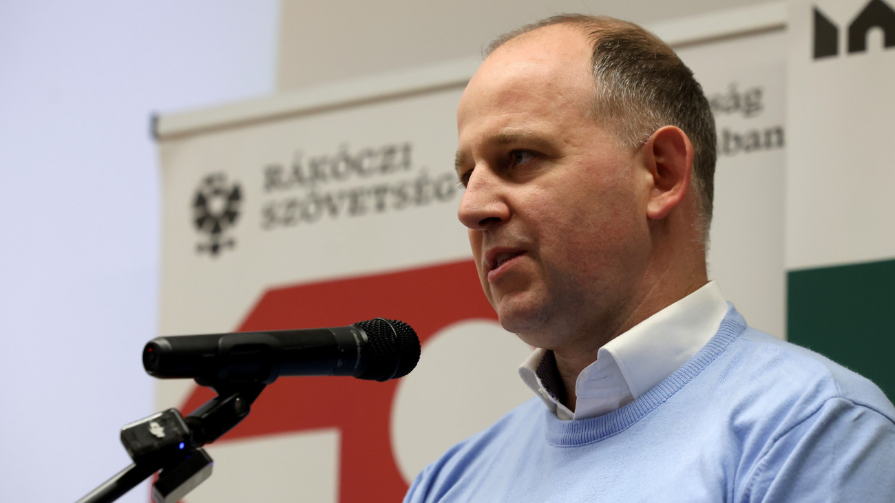 Csáky Csongor, a Rákóczi Szövetség elnök beszédet mond a kárpátaljai magyar nagycsaládosok találkozóján Sátoraljaújhelyen, a Rákóczi Hotel, Tábor és Rendezvényközpontban 2025. január 4-én.