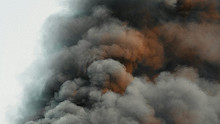 Hatalmas tűz Budapesten, gomba alakú füstfelhő terjed az ég felé – videó, fotók
