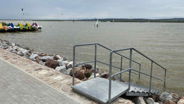 Feloldották a tilalmat, újra lehet pancsolni a Velencei-tó népszerű strandján