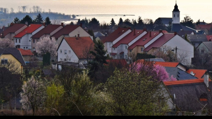 Sorsfordító témában kérdezik a lakosokat a Balatonnál