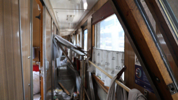 Orosz rakéta csapódott be a személyvonat mellett – videó