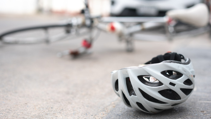 Elütötte a biciklistát, majd egy szó nélkül továbbhajtott