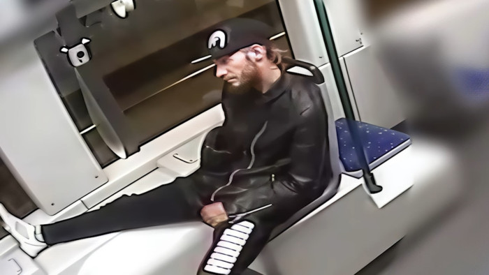 Ütötték és rúgták, majd kirabolták a két fiatalt a 6-os villamoson – felismeri az elkövetőt?