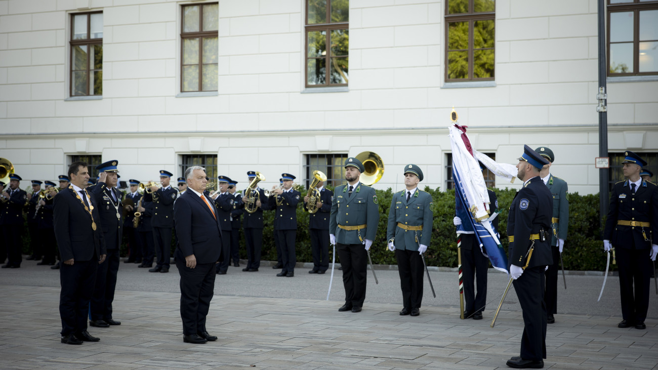 A Miniszterelnöki Kommunikációs Főosztály által közreadott képen Orbán Viktor miniszterelnök (k) a Nemzeti Közszolgálati Egyetem Rendészettudományi Karának és Katasztrófavédelmi Intézetének tisztavatási ünnepségén a Ludovika főépülete előtt 2025. június 28-án. Mögötte Deli Gergely, az egyetem rektora (b) és Kovács Gábor rendőr vezérőrnagy, a Rendészettudományi Kar dékánja (b2).