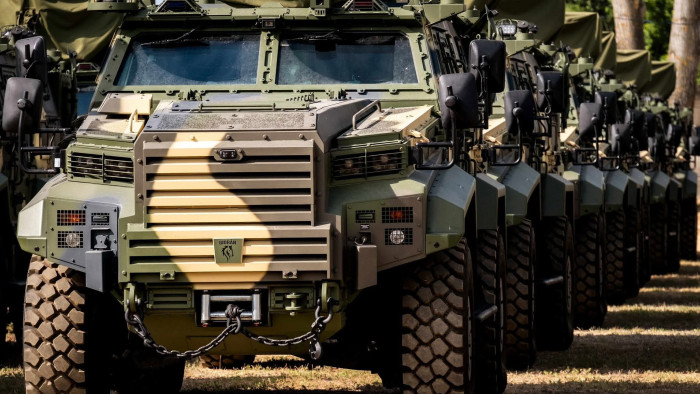 Félszáz páncélossal bővült a honvédség harci „ménese” – képek