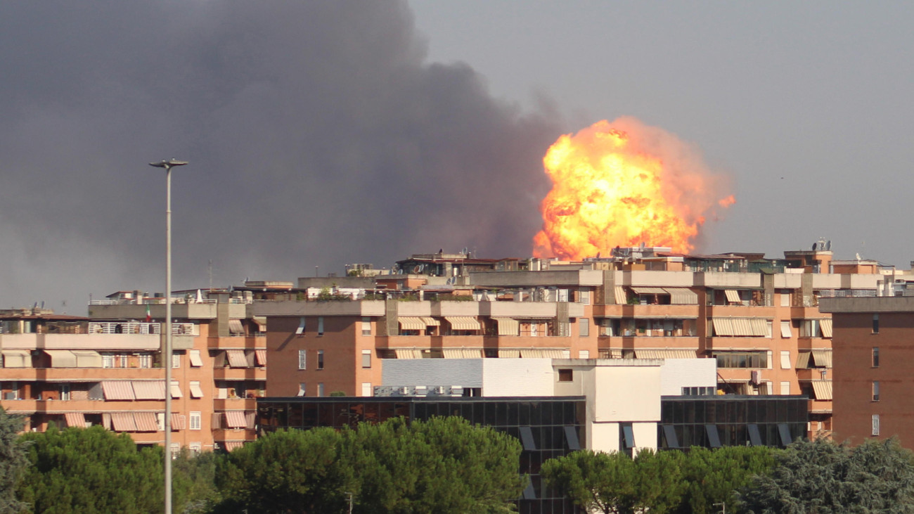 Felrobbant benzinkút lángol Róma egyik keleti külvárosában 2025. július 4-én. A balesetben legkevesebb 21 ember, köztük nyolc rendőr és egy tűzoltó megsebesült.