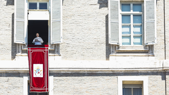 XIV. Leó pápa egy időre a második Vatikánba költözik