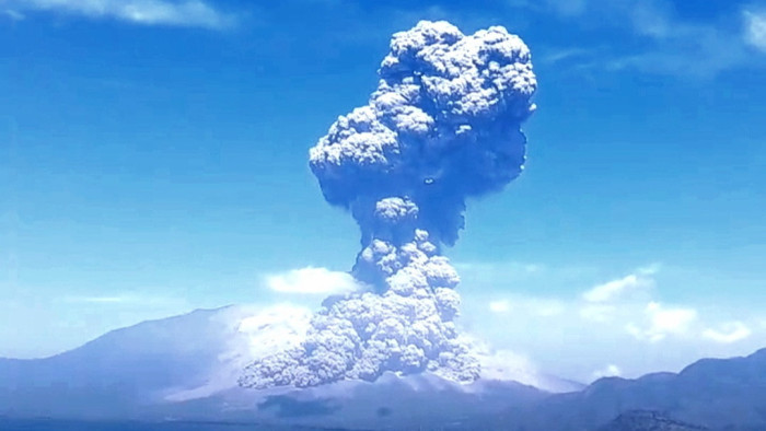 18 kilométeres hamufelhőt okádott egy indonéziai vulkán – videó
