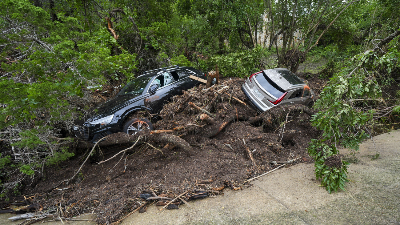 Elsodort járművek és hordalékhalom a megáradt Guadalupe folyó közelében a texasi Huntban 2025. július 5-én. A Texas államot sújtó villámárvíznek eddig legkevesebb 25 halálos áldozata van, sok gyereket keresnek, akik egy elöntött táborban tűntek el.
