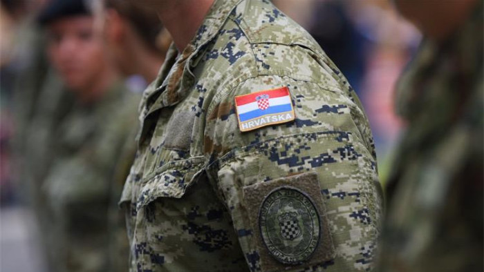 Horvátország újra bevezetné a sorkatonaságot