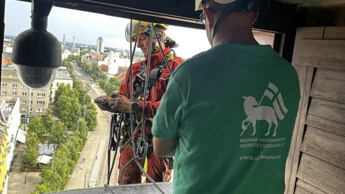 Lélegzetelállító művelet a Nagytemplomon – videó