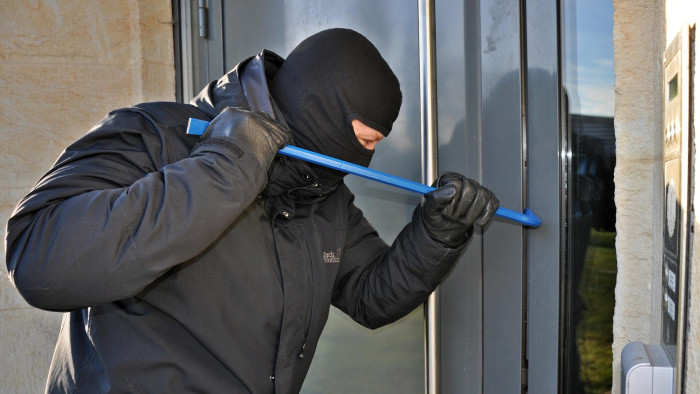 Ámokfutást rendezett a kecskeméti betörő, még a varródobozt is vitte magával