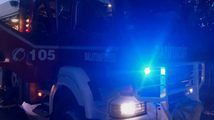 Bennégtek a füredi házban