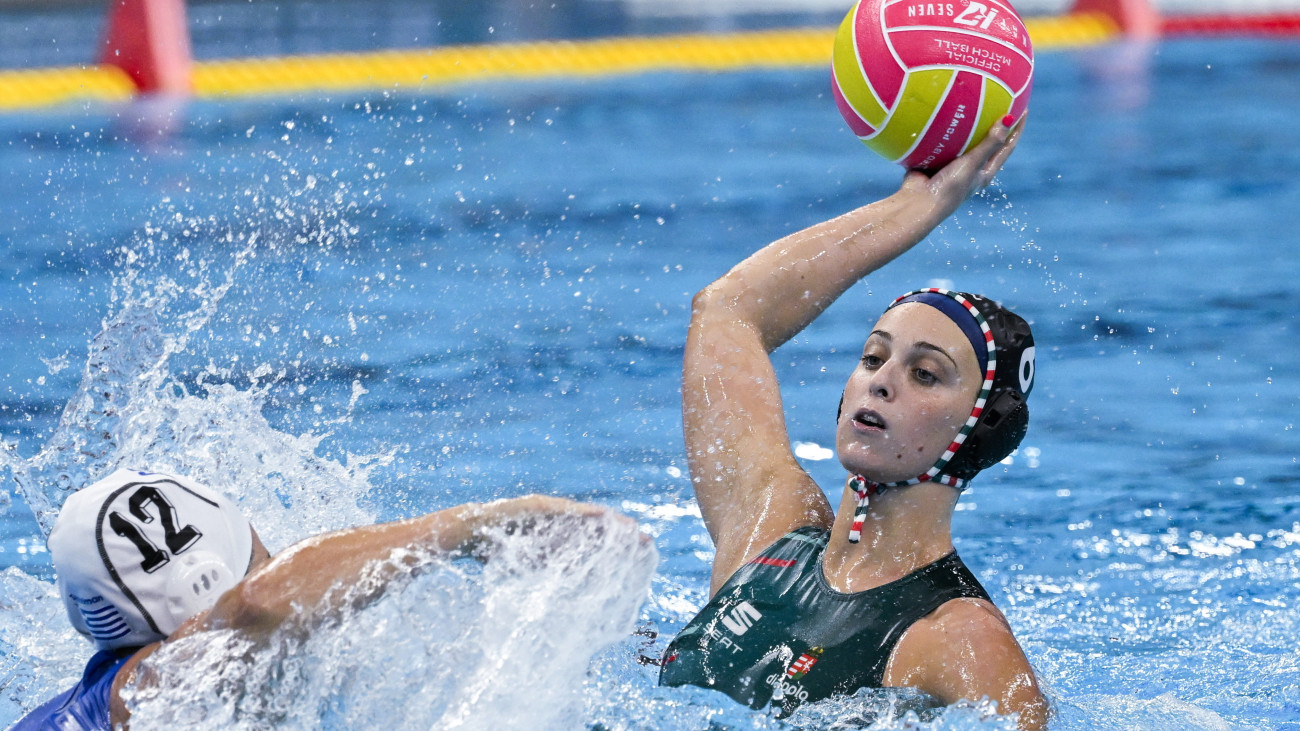 Sümegi Nóra (j) és a görög Maria Miriokefalitaki a női vízilabdatorna döntőjében játszott Görögország - Magyarország mérkőzésen a szingapúri vizes világbajnokságon az OCBC Aquatic Centre-ben 2025. július 23-án.