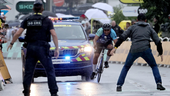 Hatalmas ütközés a Tour de France-on, egy betolakodót állítottak meg