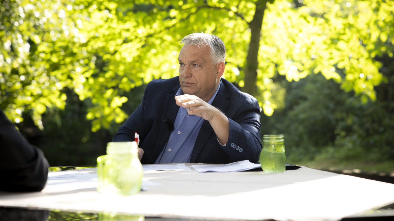 A Miniszterelnöki Kommunikációs Főosztály által közreadott képen Orbán Viktor miniszterelnök interjút ad a Kossuth Rádió Jó reggelt, Magyarország! című műsorában a közmédia kihelyezett, tusnádfürdői stúdiójában 2025. július 25-én.