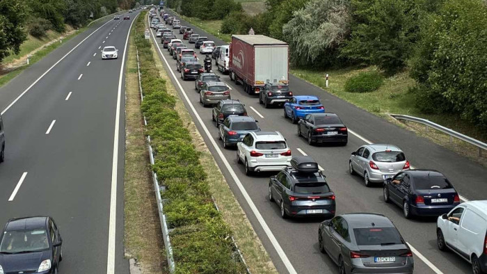 Négyből három sáv lezárva: padok miatt kilométeres a dugó az autópályán