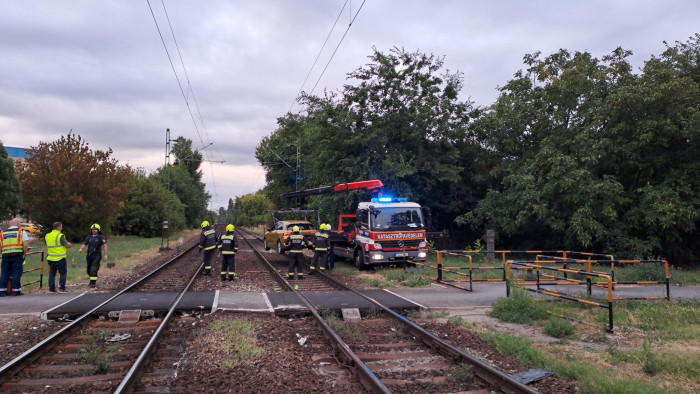 A Kőér utcai átjáróban elakadt autó miatt bénult le a vasúti forgalom – képek
