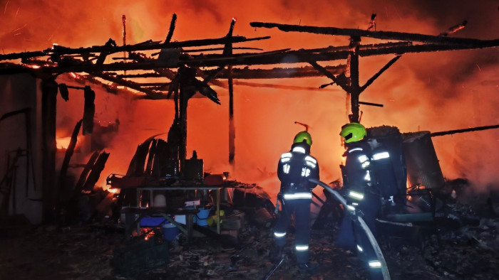 Töltőn hagyott eszköz miatt lett nagy tűz – figyelmeztet a katasztrófavédelem