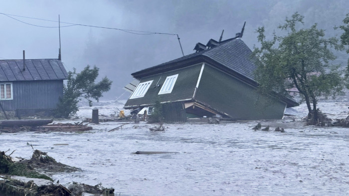 Házakat sodort el az ár, többen életüket veszették Romániában – képek, videó