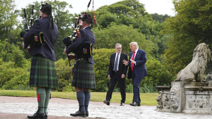 Donald Trump és Keir Starmer Skóciában: kapcsolaterősítés helyett csak udvarias bólogatás