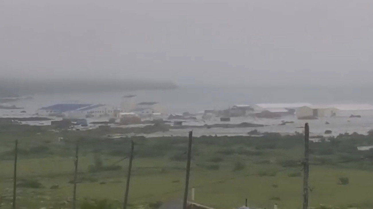 Az Orosz Tudományos Akadémia Geofizikai Szolgálatának videóról készített felvétele az Oroszország távol-keleti Kamcsatka-félszigetén történt 8,7-es erősségű földrengést követőszökőárról Szevero-Kurilszk kikötővárosban 2025. július 30-án. Az erős földrengés miatt a Japán Meteorológiai Szolgálat és az amerikai Nemzeti Óceán- és Légkörkutató Hivatal (NOAA) is szökőárriadót rendelt el.