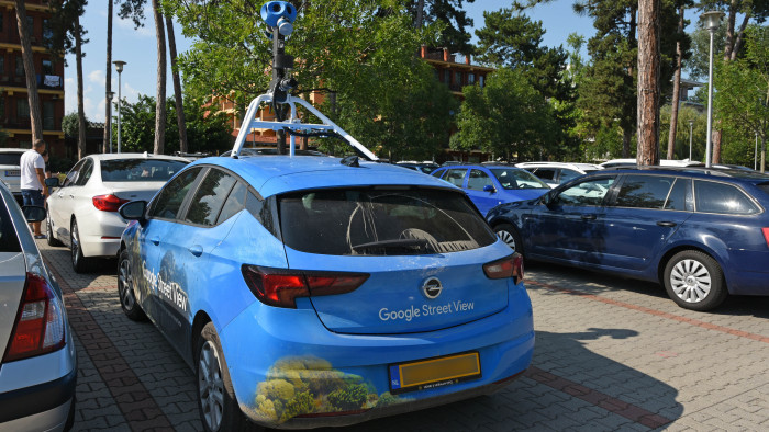 Kompromittáló képet lőtt a Google autója, sokba fog fájni a pucérkodás