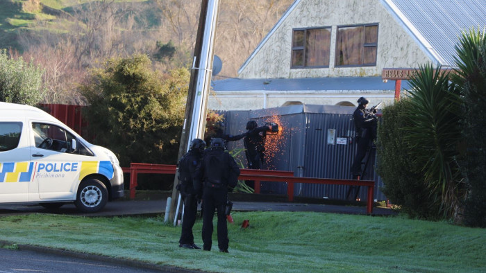 Lyukat vágtak a kommandósok a bűnbanda erődjén, hogy bejussanak