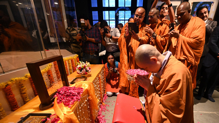 Százhuszonhét év után hazatértek a különleges ékkövek – videó