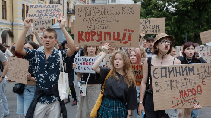 Egy hét után teljes hátraarcot vett Volodimir Zelenszkij
