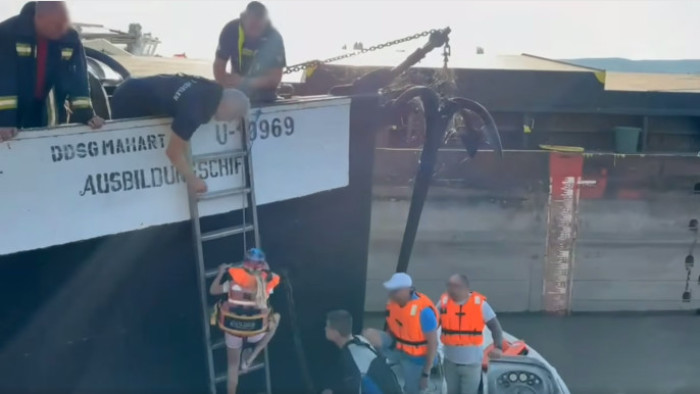 Mentés a Dunán: gyerekekkel a fedélzetén szorult be egy kishajó – videó