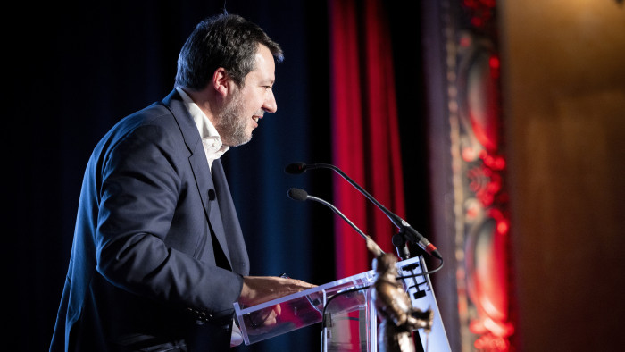 Plakátháború robbant ki az illegális bevándorlás miatt