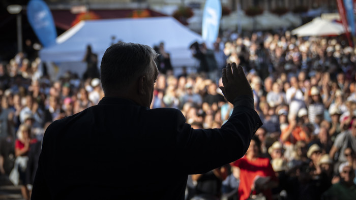 Orbán Viktor Spiró György új könyvét is elviszi magával a nyaralására