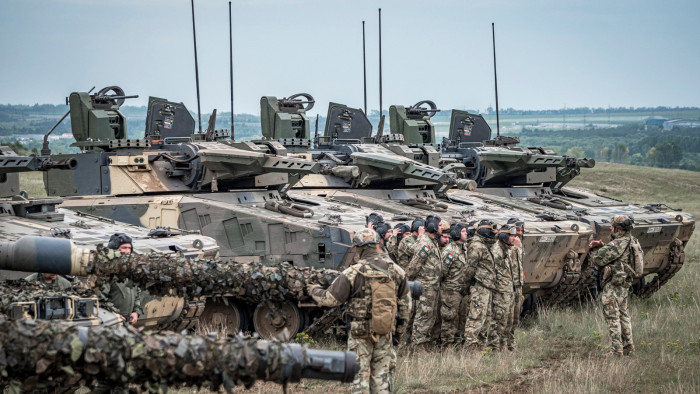 Rengeteg katona jelenik meg vasárnap a Balatonnál