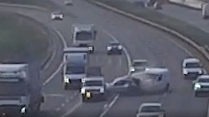Tömegbaleset az M1-es autópályán, videón látszik, ahogy egymásba csapódnak