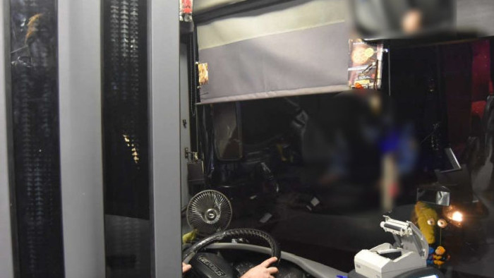 Menet közben rátámadt a buszsofőrre, egy kés is előkerült