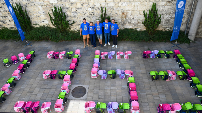 Iskolatáskákból rakták ki a telefonszámot – indul a nagy akció a sulikezdésre