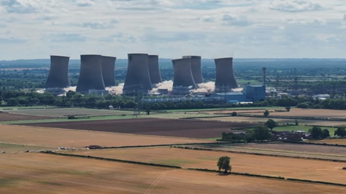 Egyszerre omlott össze a nyolc hatalmas torony – videó