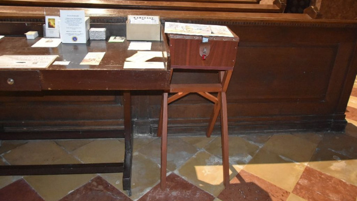 Templomba ment lopni