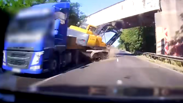 Ilyen, amikor majdnem az autódra borul egy hatalmas markoló - videó