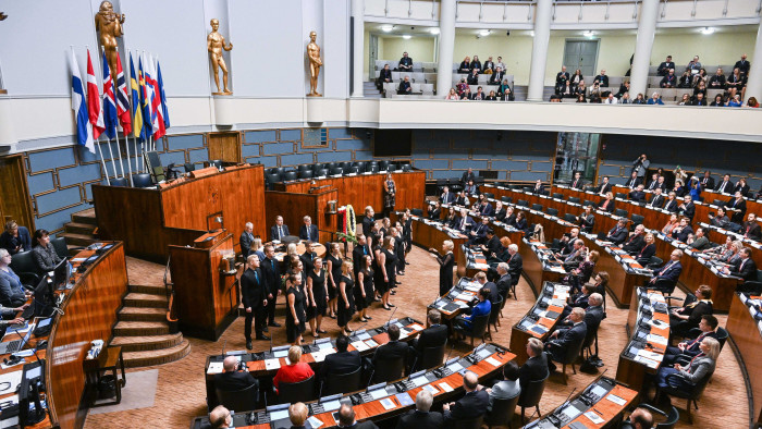 Döbbenetes halál a finn parlamentben