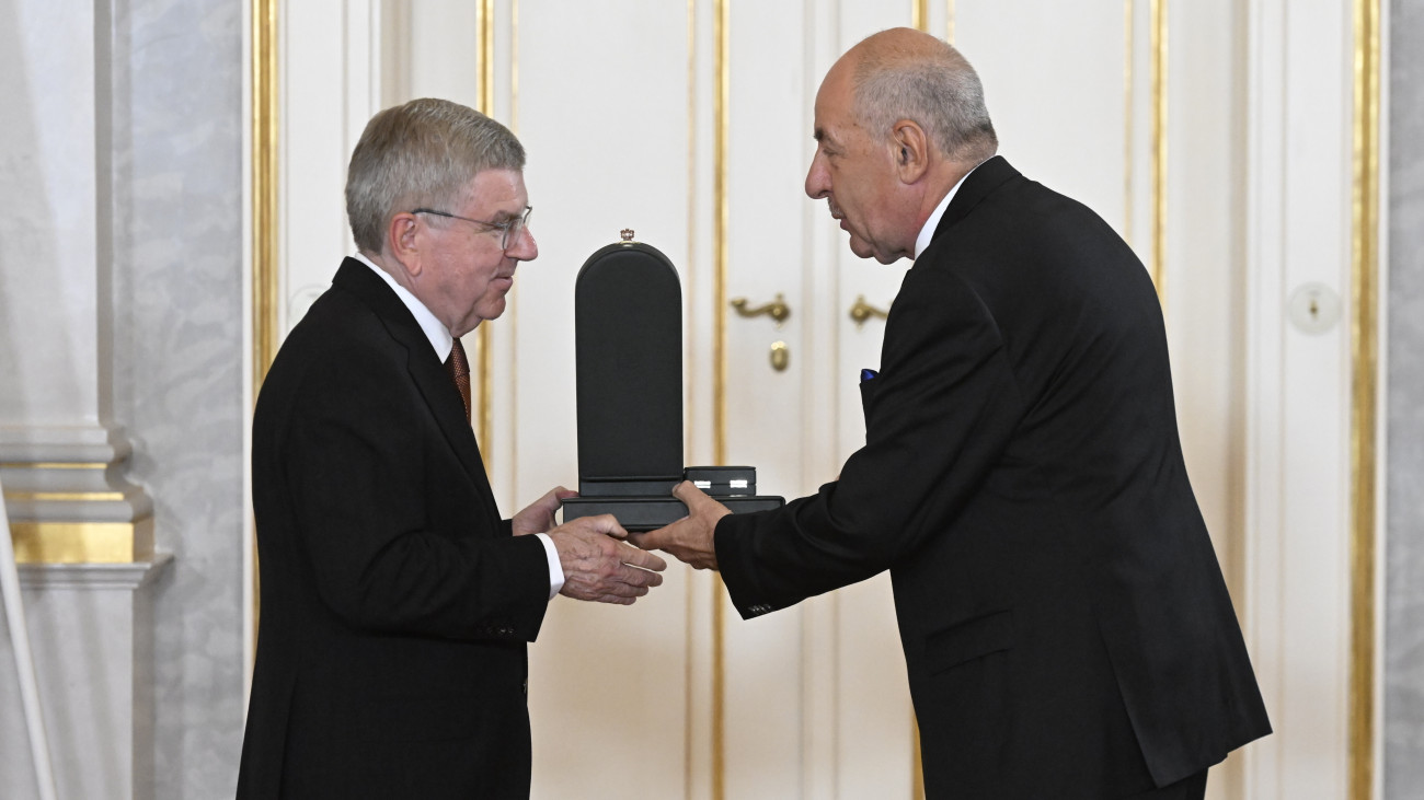 Sulyok Tamás köztársasági elnök (j) átadja a Magyar Érdemrend Nagykeresztje kitüntetést Thomas Bachnak, a Nemzetközi Olimpiai Bizottság örökös tiszteletbeli elnökének (b) a Sándor-palotában 2025. augusztus 19-én.